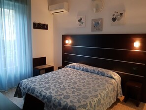 Standard-Doppel- oder -Zweibettzimmer, Balkon | Schreibtisch, Babybetten, kostenloses WLAN