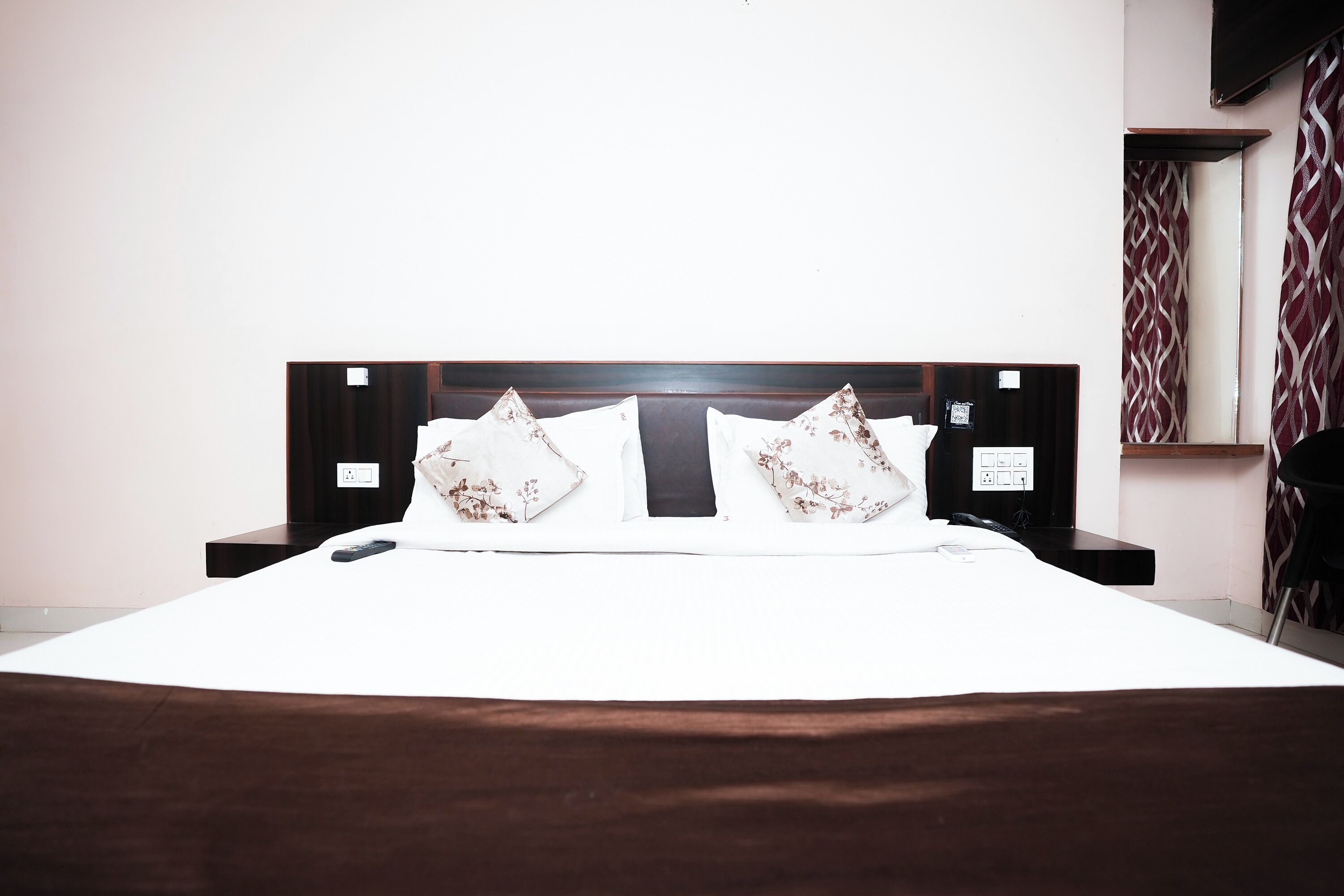 Escritorio, wifi gratis y ropa de cama 