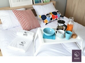 Deluxe-Apartment, Kochnische (Popielaty) | Badezimmer | Dusche, kostenlose Toilettenartikel, Haartrockner, Handtücher