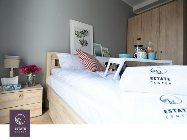 Deluxe Apartment, Kitchenette (Popielaty) | Bathroom | Shower, free toiletries, hair dryer, towels