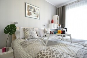 Deluxe Apartment, Kitchenette (Lawendowy) | 1 bedroom, iron/ironing board, free cribs/infant beds, free WiFi - Estate Center Rooms Zajezdnia (Poznan)