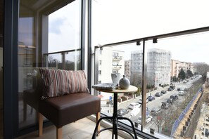 Deluxe Studio Suite, 2 Bedrooms, Kitchen (Charlie Parker) | Balcony - Estate Center Rooms Zajezdnia (Poznan)