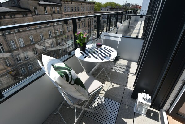 Deluxe Apartment, Kitchenette (Grafitowy) | Balcony - Estate Center Rooms Zajezdnia (Poznan)