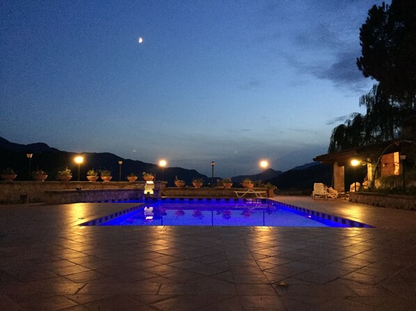 Una piscina al aire libre de temporada, tumbonas