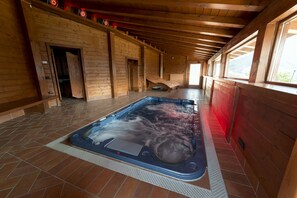 Indoor spa tub