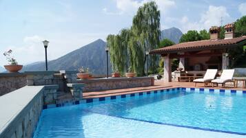 Piscina externa sazonal, espreguiçadeiras