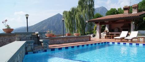 Außenpool (je nach Saison geöffnet), Liegestühle