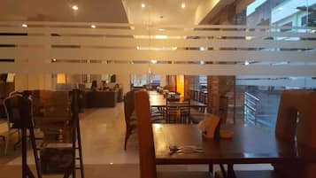 Phục vụ bữa sáng, bữa trưa, bữa tối, đặc sản địa phương