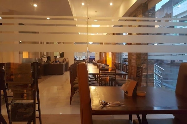 Se sirven desayunos, almuerzos y cenas; cocina local