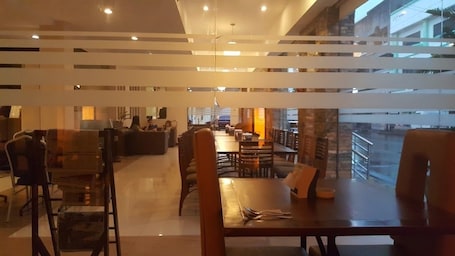 Se sirven desayunos, almuerzos y cenas; cocina local. O Hotel