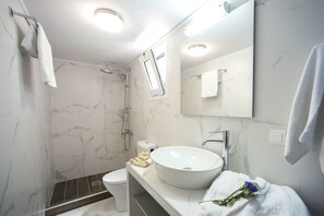 Deluxe villa, 2 slaapkamers, privézwembad | Badkamer | Een douche, gratis toiletartikelen, handdoeken