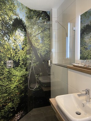 Family Room | Bathroom | Shower, free toiletries, hair dryer, towels - Hotel Saltenhof (Hoerstel)