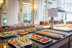 Ein reichhaltiges Buffet mit Speisen und einer Speisekarte.