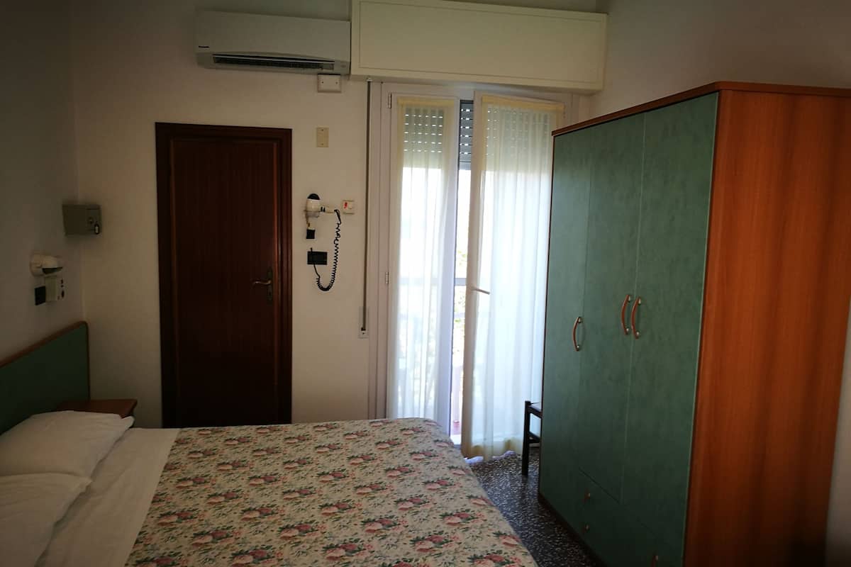 Minibar, in-room safe, cribs/infant beds, rollaway beds