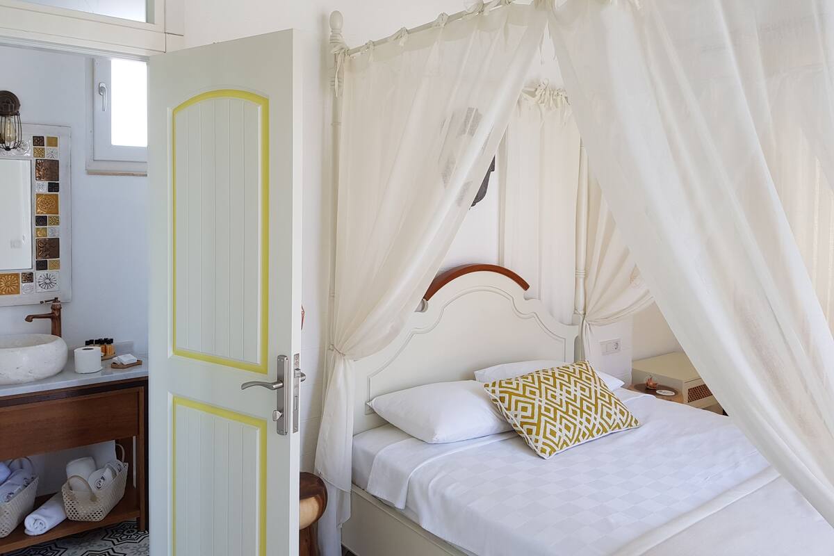 Dobbeltrom – superior, 1 queensize-seng, balkong, bassengutsikt | Italienske Frette-laken, sengetøy av topp kvalitet og minibar