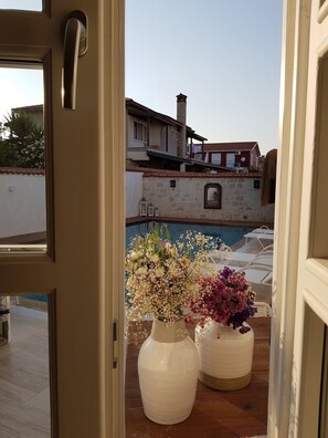 Deluxe-Doppelzimmer, 1 Queen-Bett, Gartenblick | Italienische Bettbezüge von Frette, hochwertige Bettwaren, Minibar