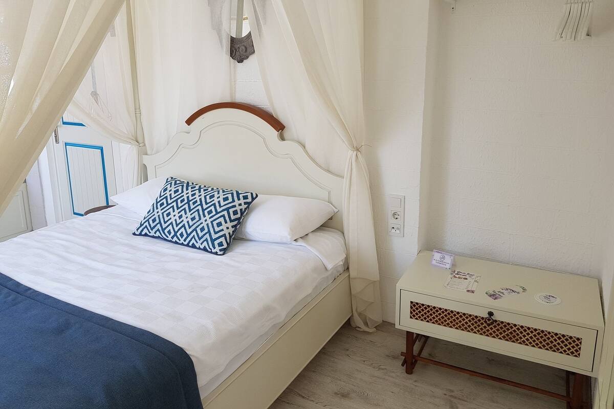 Dobbeltrom – signature, 1 queensize-seng med sovesofa, balkong, bassengutsikt | Italienske Frette-laken, sengetøy av topp kvalitet og minibar