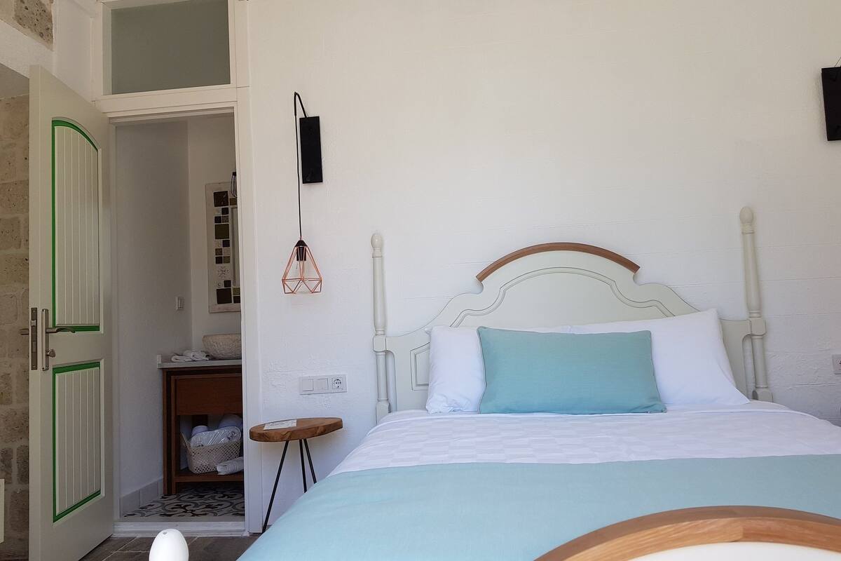 Dobbeltrom – deluxe, 1 queensize-seng, bassengutsikt, hageområde | Italienske Frette-laken, sengetøy av topp kvalitet og minibar