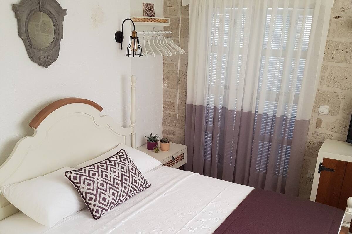 Dobbeltrom – deluxe, 1 queensize-seng, hageutsikt | Italienske Frette-laken, sengetøy av topp kvalitet og minibar