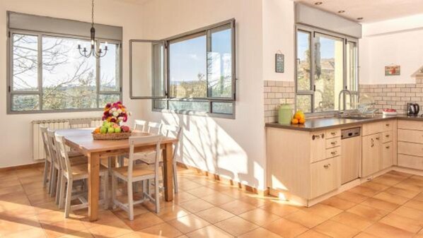 Vila família, vários quartos | Opções para refeição no quarto