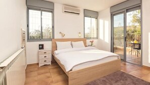 Villa Familiale, plusieurs chambres | 7 chambres, bureau, lits bébé (gratuits), Wi-Fi gratuit