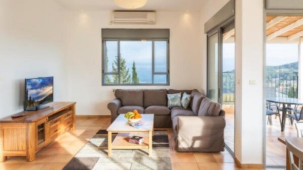 Family Villa, Multiple Bedrooms | Living room