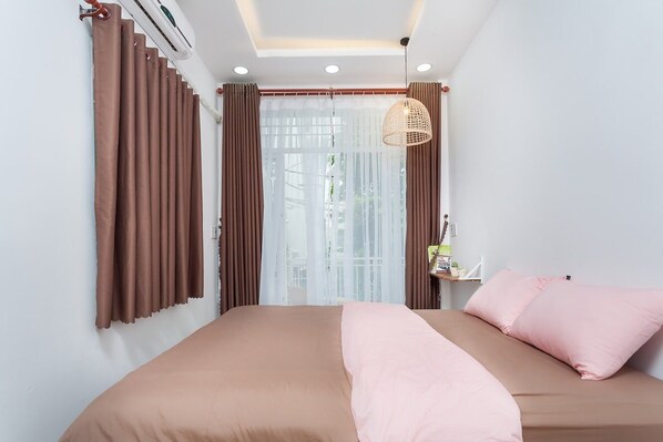 Basic Double Room, 1 King Bed, Non Smoking, Balcony | 1 bedroom, premium bedding, desk, iron/ironing board