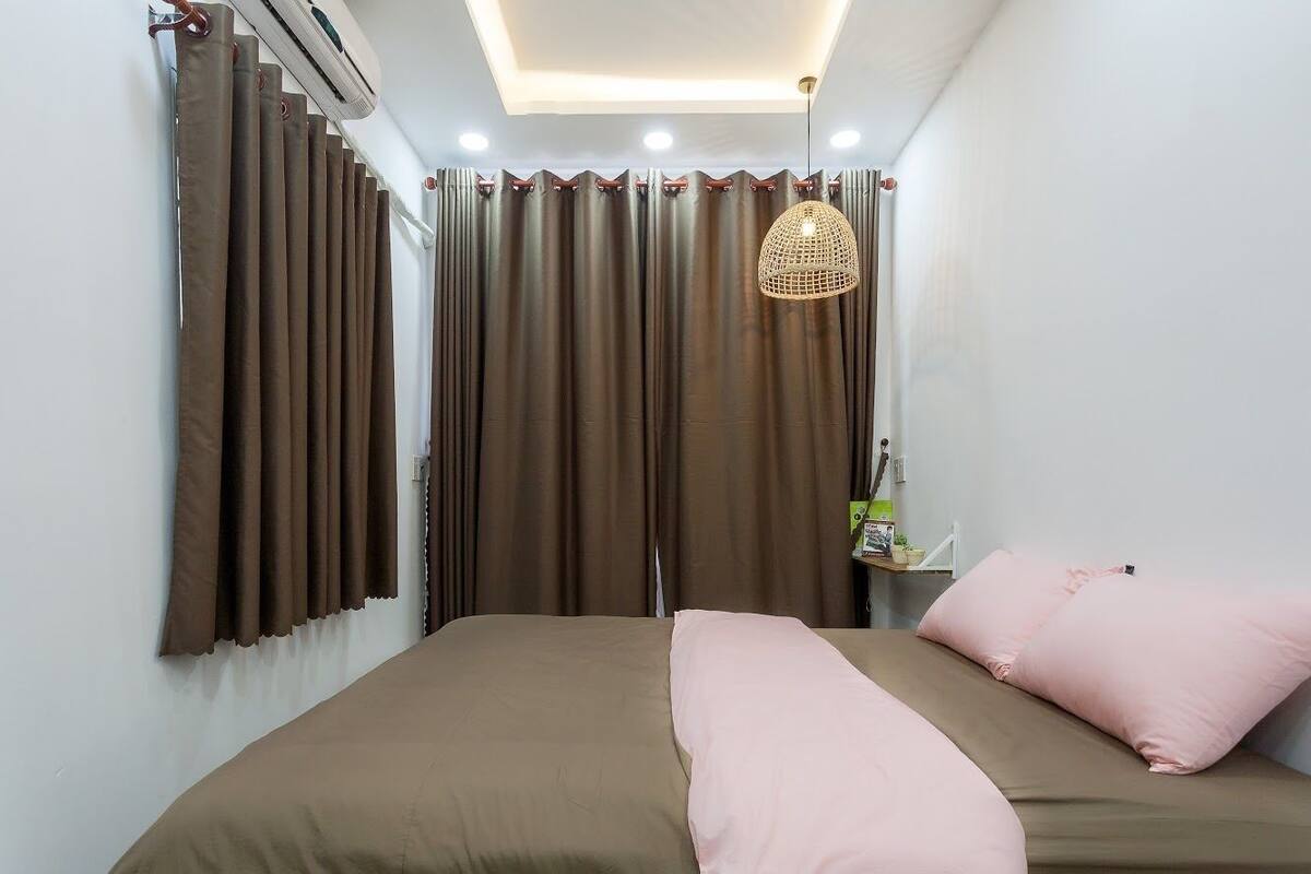 Basic Double Room, 1 King Bed, Non Smoking, Balcony | 1 bedroom, premium bedding, desk, iron/ironing board
