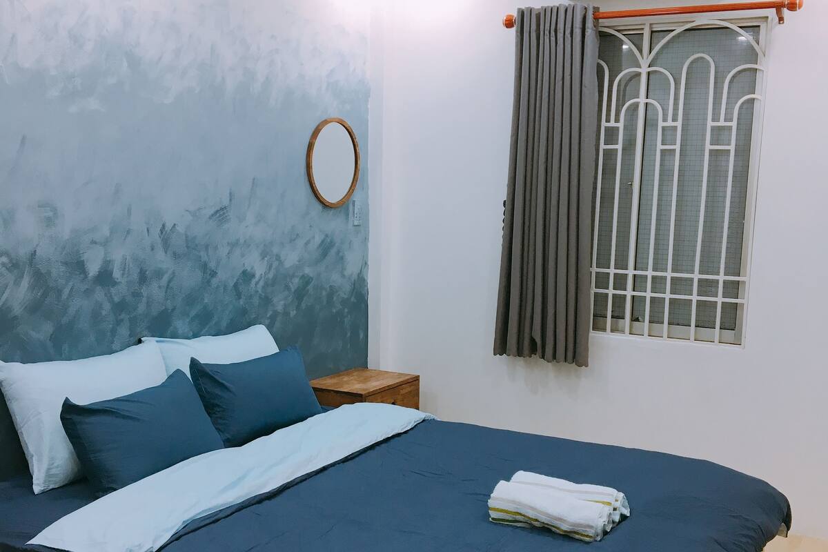 Basic Double Room, 1 King Bed | 1 bedroom, premium bedding, desk, iron/ironing board