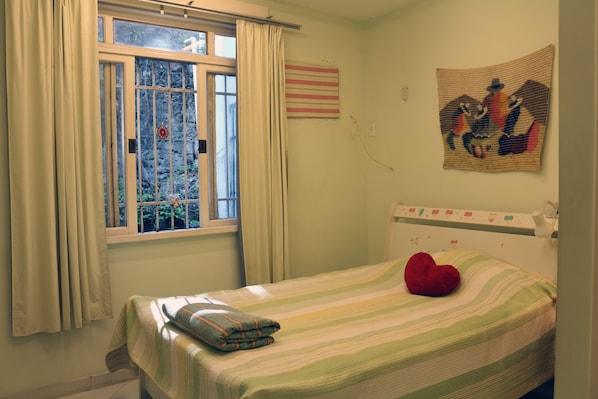 Suite básica, 1 cama matrimonial, vista a la montaña, en el área del jardín | Escritorio, cortinas blackout y tabla de planchar con plancha