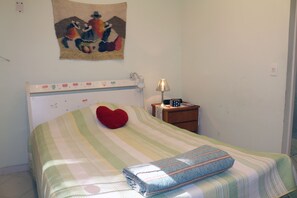 Suite básica, 1 cama matrimonial, vista a la montaña, en el área del jardín | Escritorio, cortinas blackout y tabla de planchar con plancha