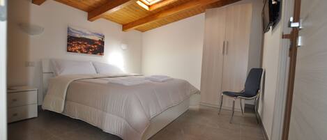 Bureau, chambres insonorisées, draps fournis