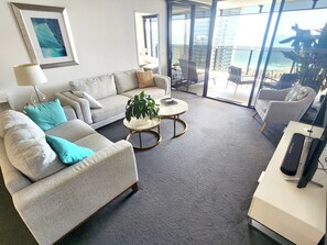 Suite (Two Bedroom Skyline Ocean King Suite) | Wohnbereich | Flachbildfernseher, Kinderspielzeug
