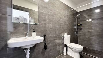 Superior-Doppelzimmer | Badezimmer | Dusche, Haartrockner, Handtücher, Seife