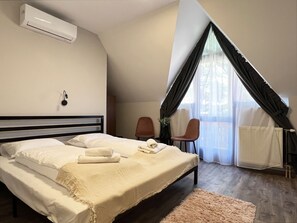 Superior tweepersoonskamer | 1 slaapkamer, een kluis op de kamer, verduisterende gordijnen