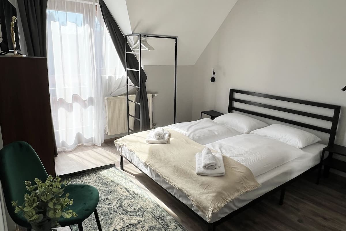 Superior tweepersoonskamer | 1 slaapkamer, een kluis op de kamer, verduisterende gordijnen