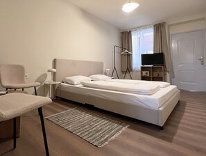 1 bedroom, in-room safe, blackout curtains, free WiFi - Nussbaum Panzió (Keszthely)