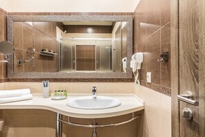 Comfort-Doppelzimmer | Badezimmer | Duschwanne, kostenlose Toilettenartikel, Haartrockner, Handtücher