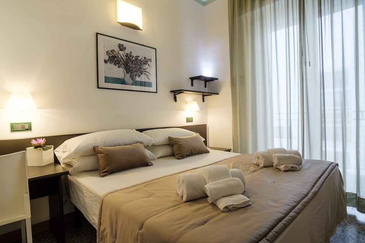 In-room safe, soundproofing, free WiFi, bed sheets