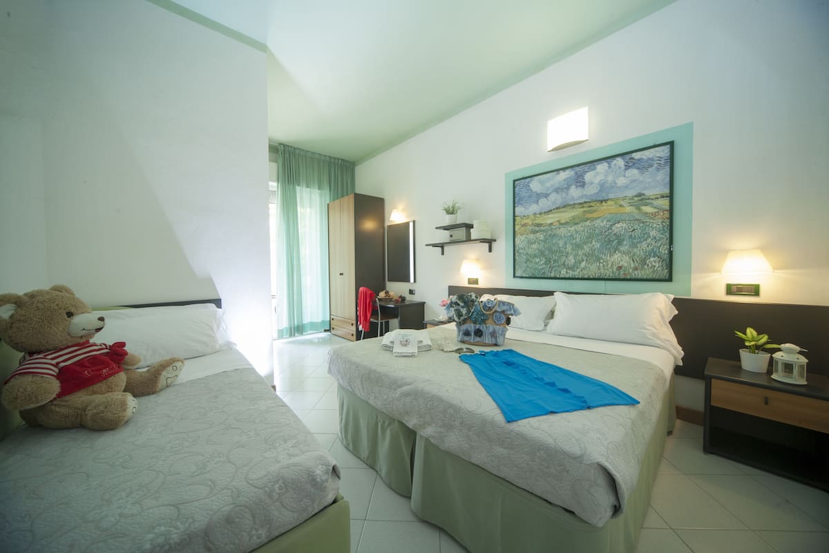 Classic Triple Room | In-room safe, soundproofing, free WiFi, bed sheets