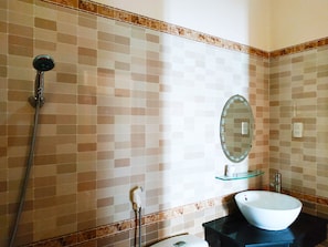 Vierbettzimmer, Balkon | Badezimmer | Dusche, kostenlose Toilettenartikel, Haartrockner, Hausschuhe