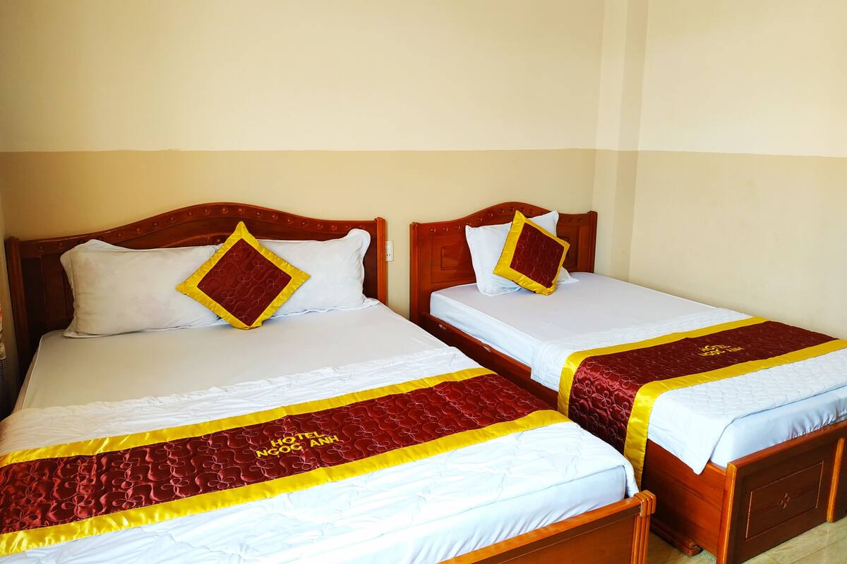 Triple Room | Desk, free WiFi