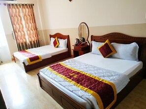 Vierbettzimmer, Balkon | Schreibtisch, kostenloses WLAN