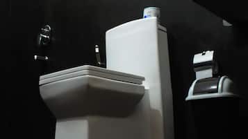 Shower, pancuran hujan, perlengkapan mandi gratis, dan kloset