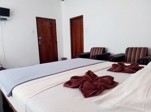 Doppia Deluxe, 1 letto matrimoniale, vista montagna | Con arredamento individuale, una scrivania, ferro/asse da stiro