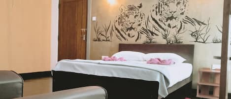 Chambre Double Deluxe, vue montagne | Ameublement personnalisé, bureau, fer et planche à repasser