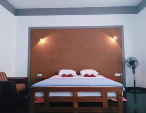 Deluxe Double Room, 1 Double Bed, Mountain View | Individually furnished, desk, iron/ironing board, free WiFi - Monarch ella (Ella)