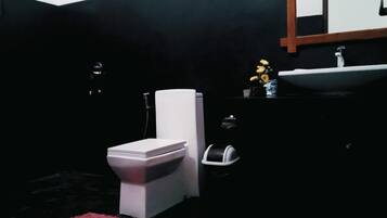 Deluxe Quadruple Room | Bathroom | Shower, rainfall showerhead, free toiletries, bidet