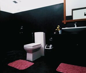 Quadrupla Deluxe | Bagno | Doccia, soffione a pioggia, set di cortesia gratuito, bidet