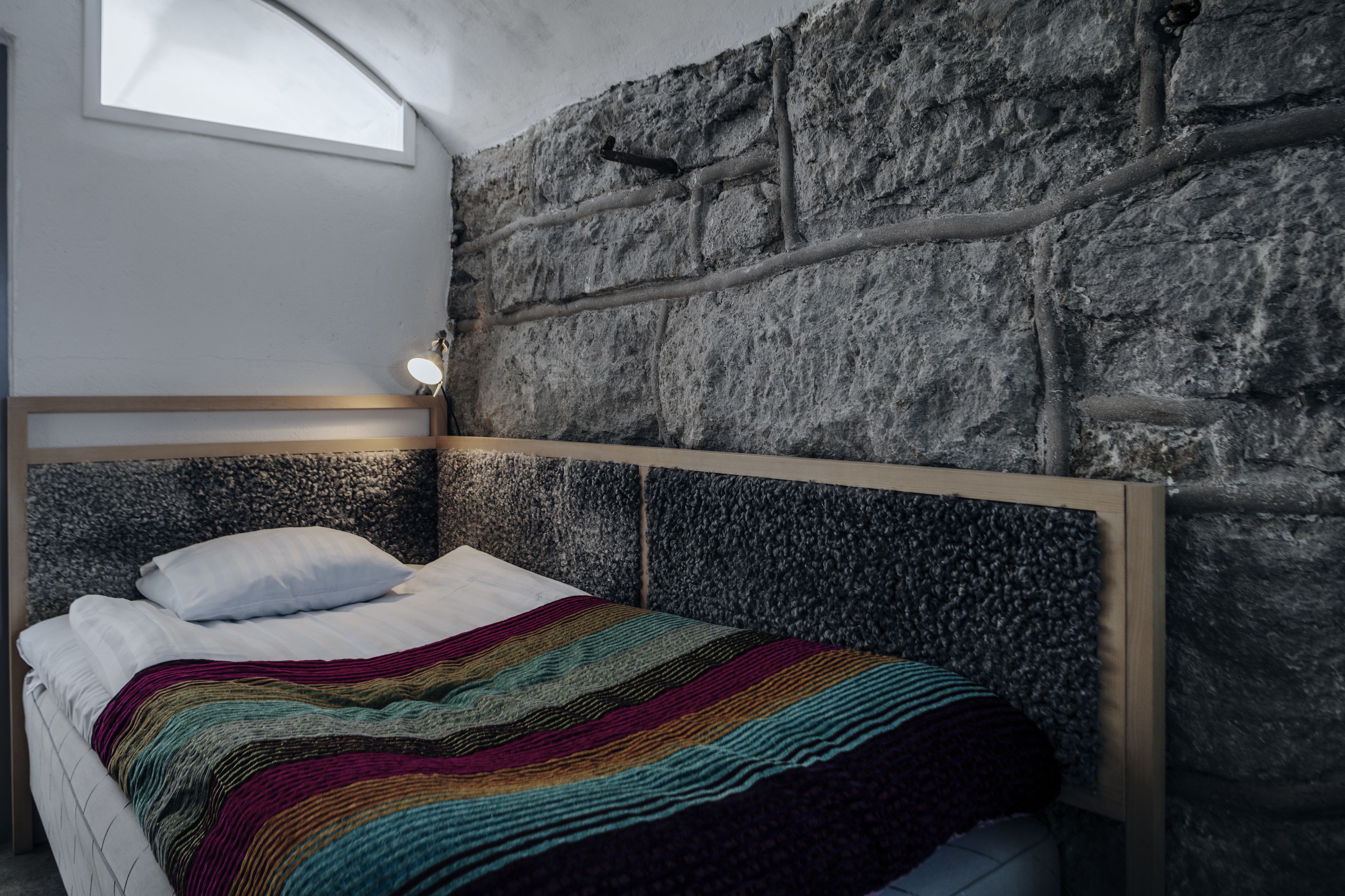 single room | in-room safe, desk, free wifi, bed sheets